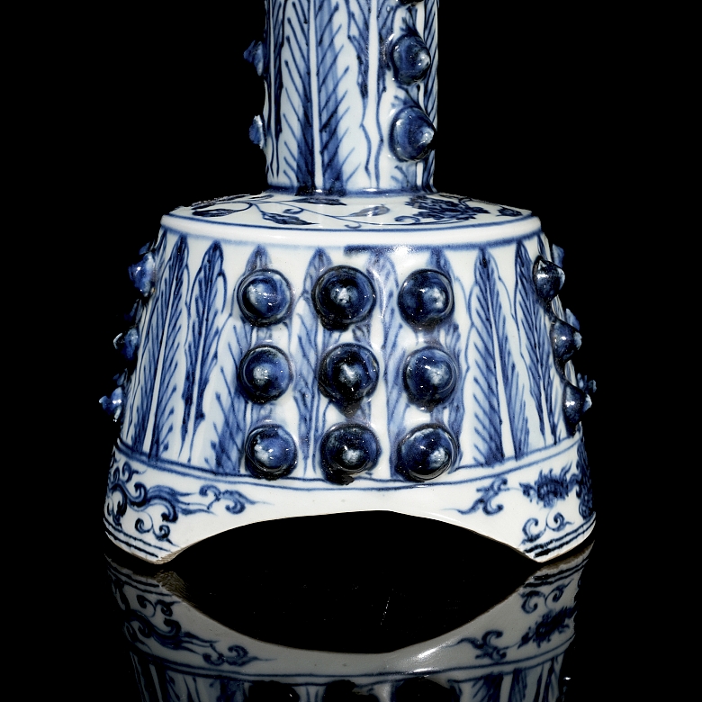 Blue and white porcelain ritual bell, with Xuande mark