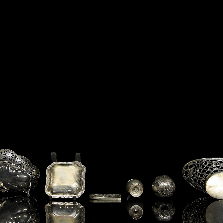 Set of silver objects