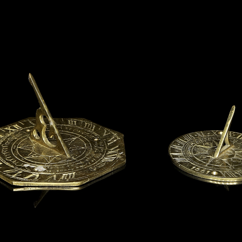 Dos relojes solares náuticos de latón, s.XX