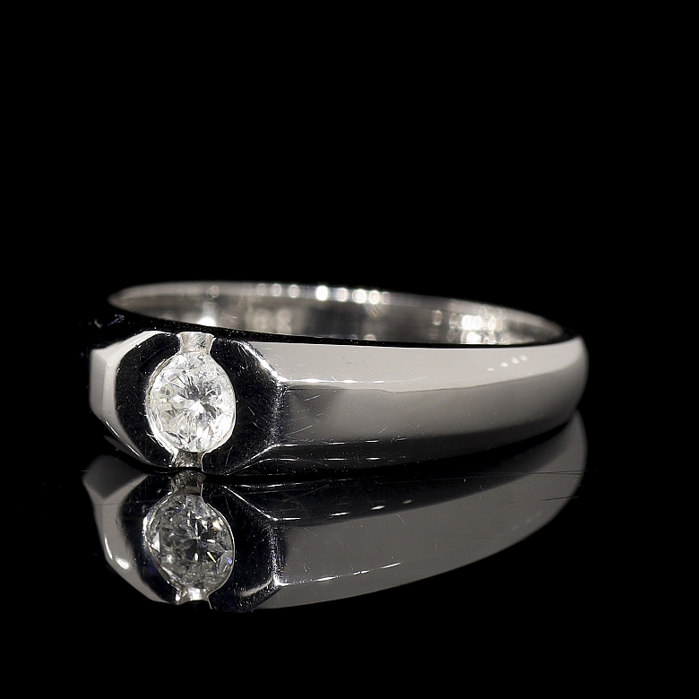 Solitario de oro blanco de 18k con diamante