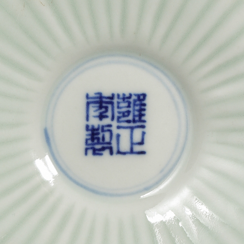 Plato de porcelana con esmalte celadón, con marca Yongzheng