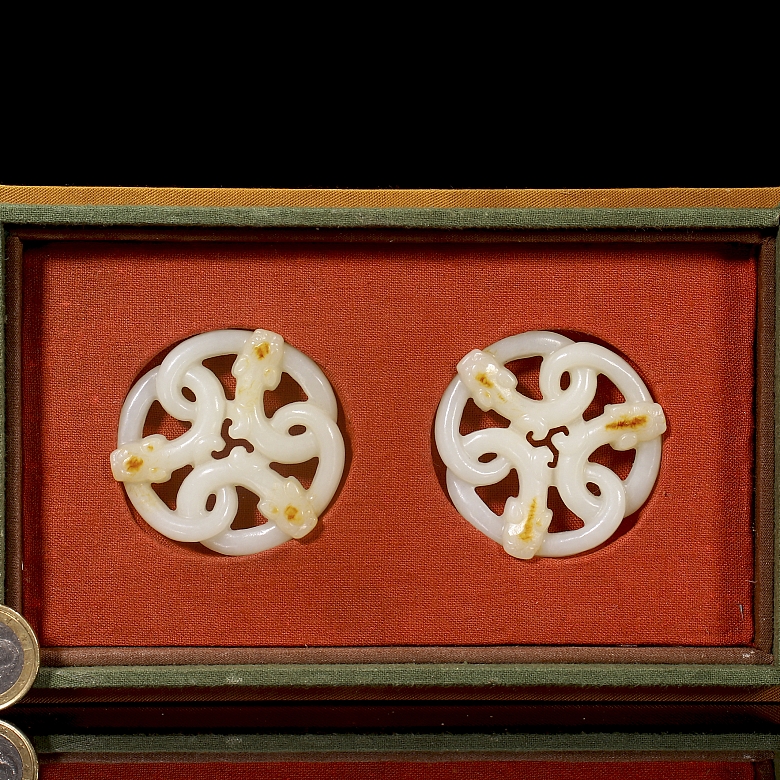 Pair of Hetian jade pendants, ‘Snakes,’ Qing dynasty