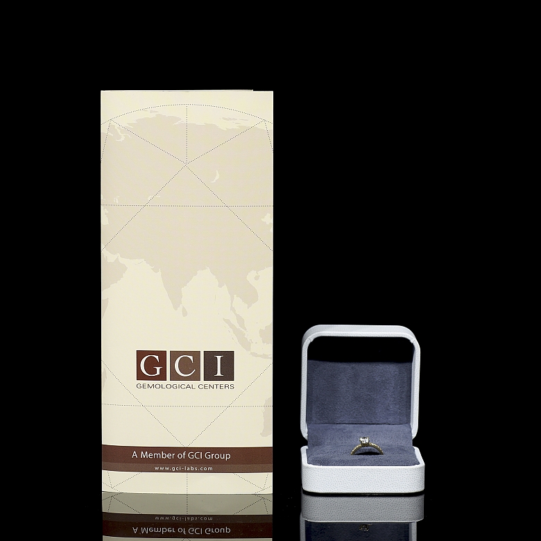 Anillo solitario de oro amarillo con diamantes, 0,91ct certificado GCI