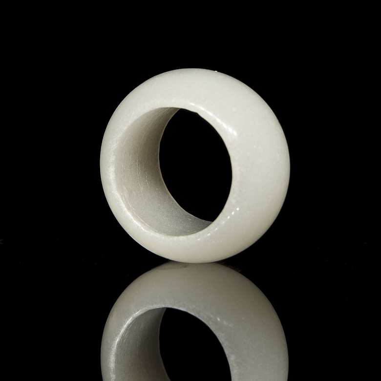 Anillo tallado en jade blanco, s.XX