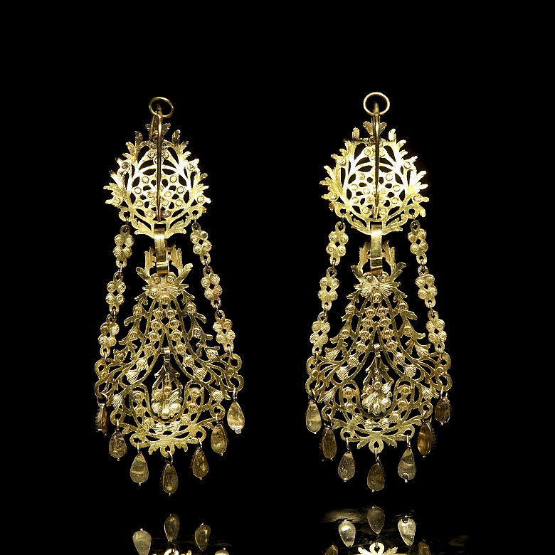 Earrings in 18k yellow gold with crystal stones