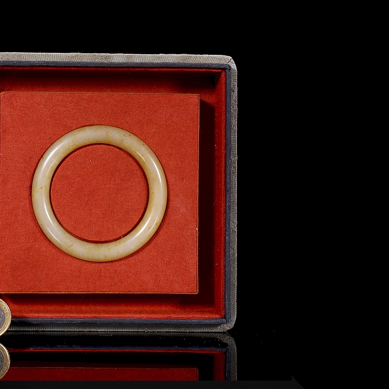 Esclava de jade blanco tallado, estilo Ming