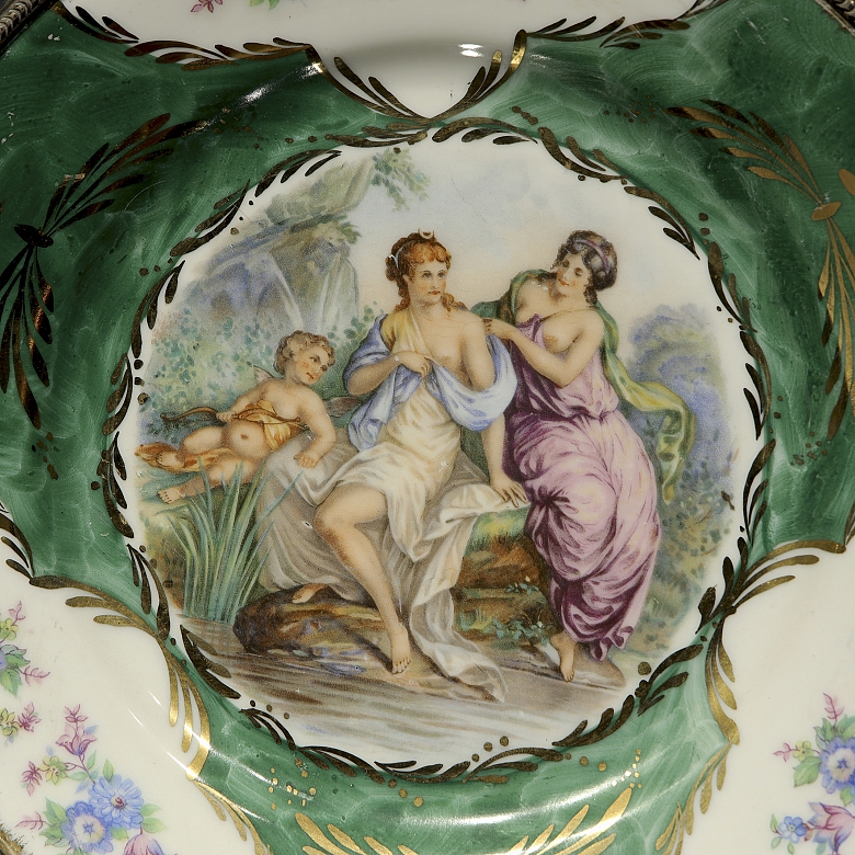 Plato ornamental de porcelana esmaltada y montura de plata, s.XIX-XX
