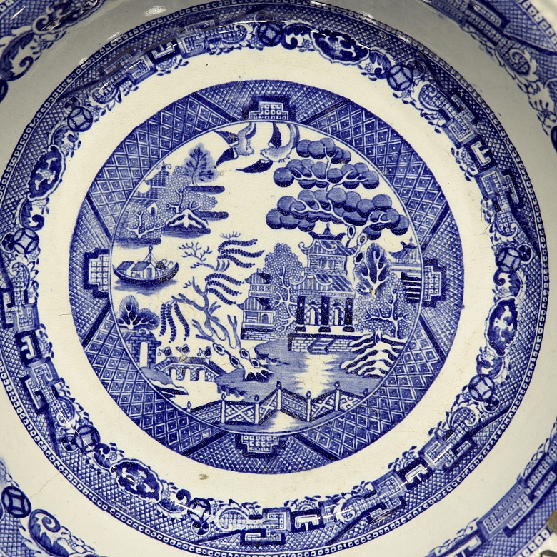 Porcelain dish with blue and white decorations, 20th century - 1