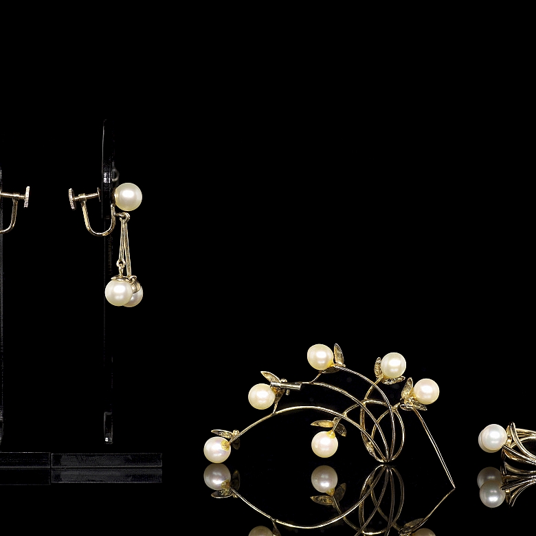 Conjunto de anillo, broche y pendientes de oro amarillo con perlas