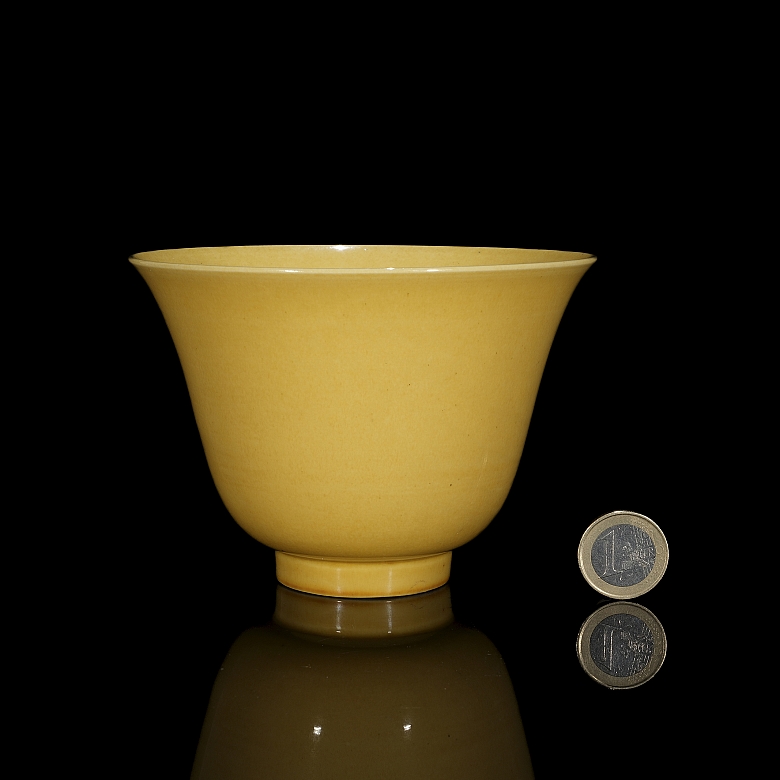 Cuenco de porcelana con esmalte amarillo, dinastía Ming