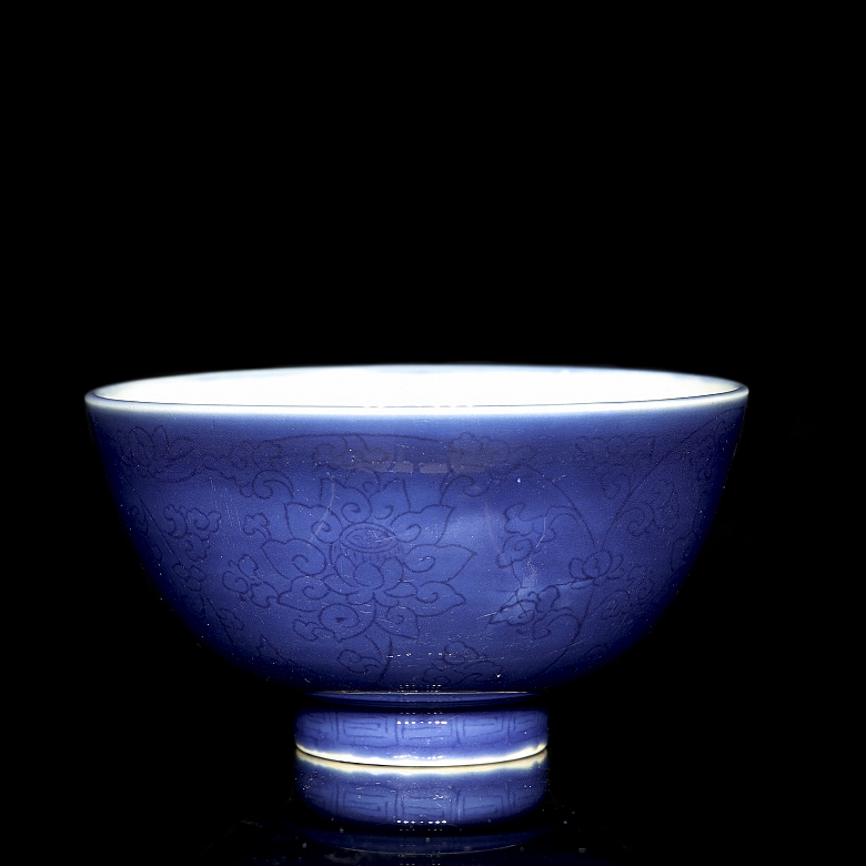 Cuenco de porcelana con esmalte azul 