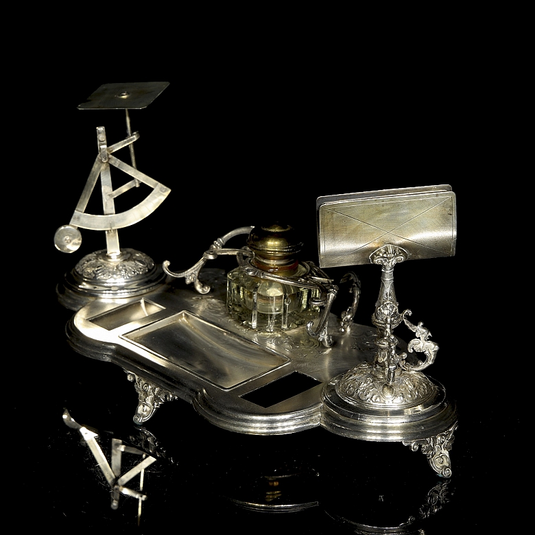 Completo juego de escribanía en metal plateado, pps. s.XX