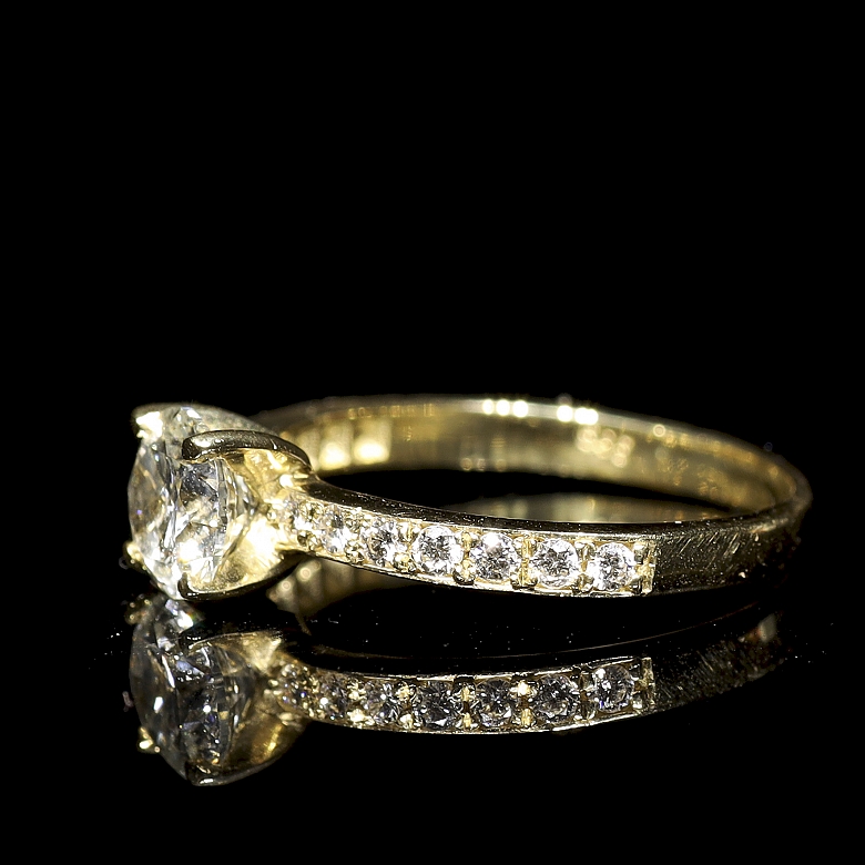 Anillo solitario de oro amarillo con diamantes, 0,91ct certificado GCI
