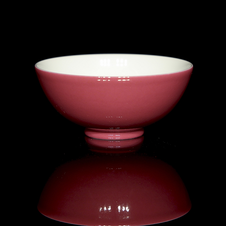 Pequeña taza de porcelana esmaltada