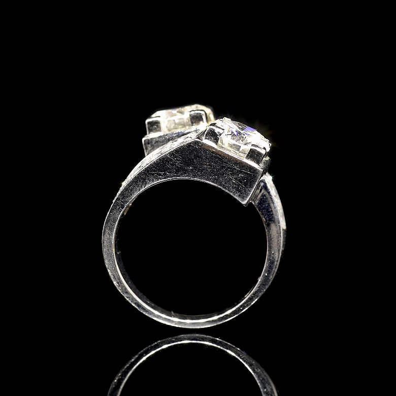 Sortija de oro blanco de 18 kt con dobles brillantes