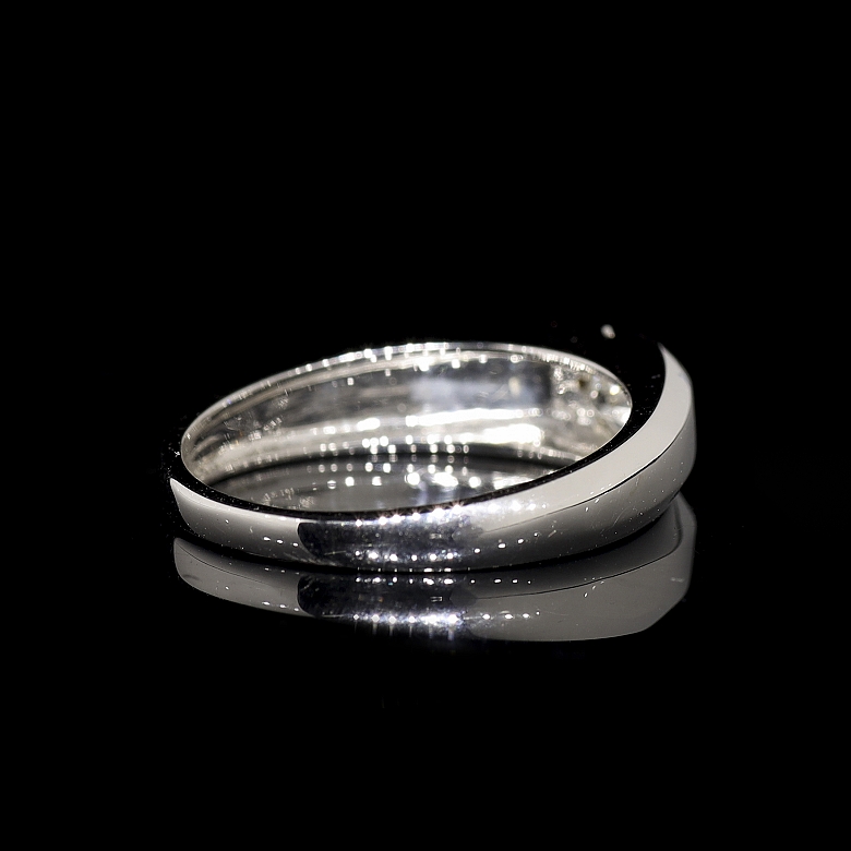 Solitario de oro blanco de 18K con diamante