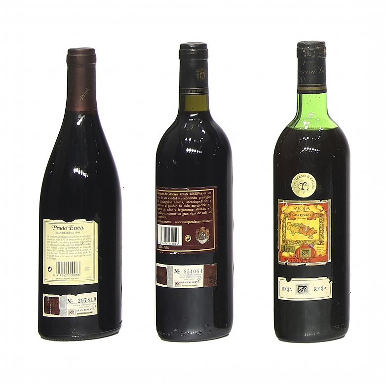 Tres botellas de vino tinto de la Rioja