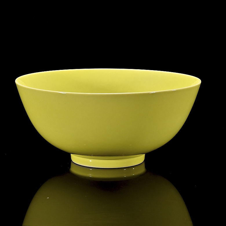 Gran cuenco de porcelana con esmalte amarillo, con marca Qianlong