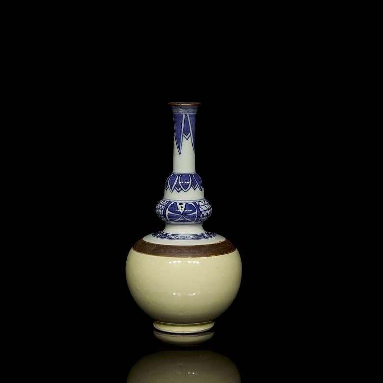 Botella de porcelana azul y blanco con esmalte café-au-lait, dinastía Qing