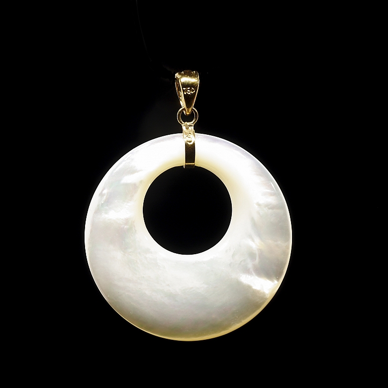 Colgante con nácar natural y oro amarillo de 18K