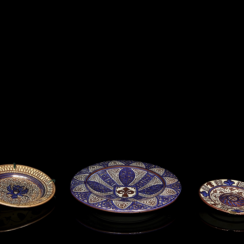 三件陶瓷盘《金属反射》，20世纪