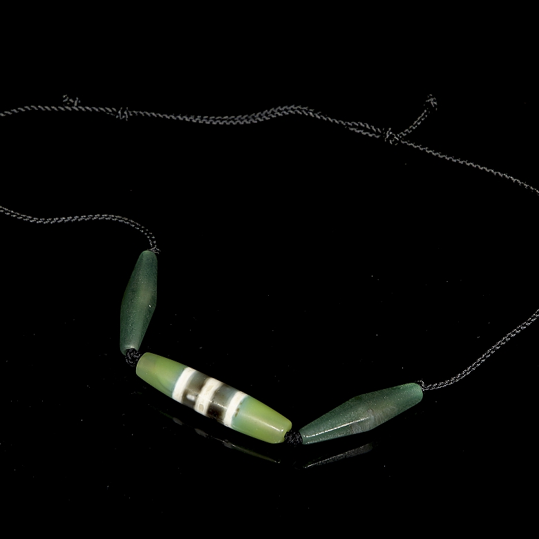 Collar de tres Dzi de ágata, dinastía Liao