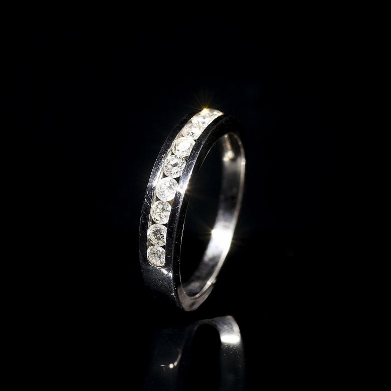 Media alianza en oro blanco de 18 kt con diamantes