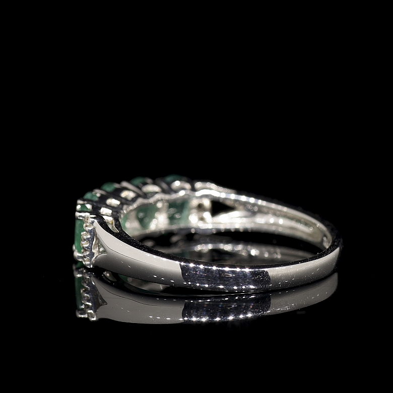 Anillo en oro blanco de 18k con esmeralda y diamantes