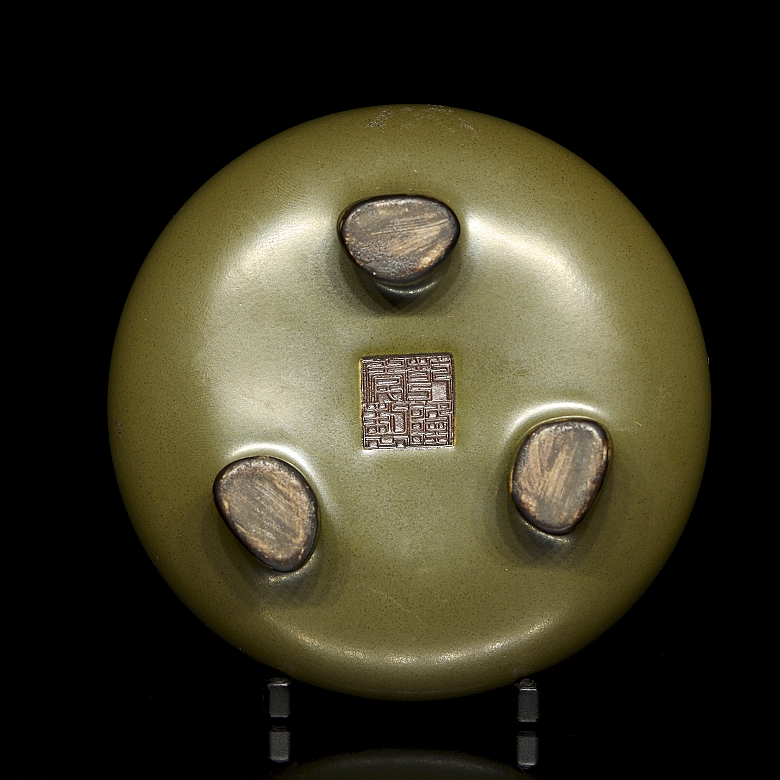 Olive green porcelain tripod incense burner, with Qianlong seal