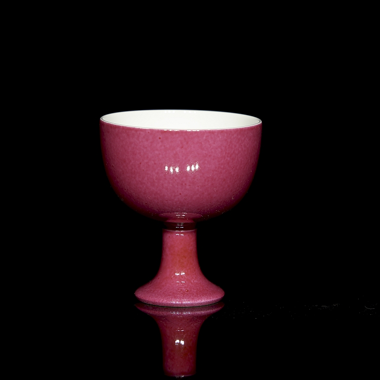 Pequeña copa de porcelana esmaltada en rosa, con sello Yongzheng