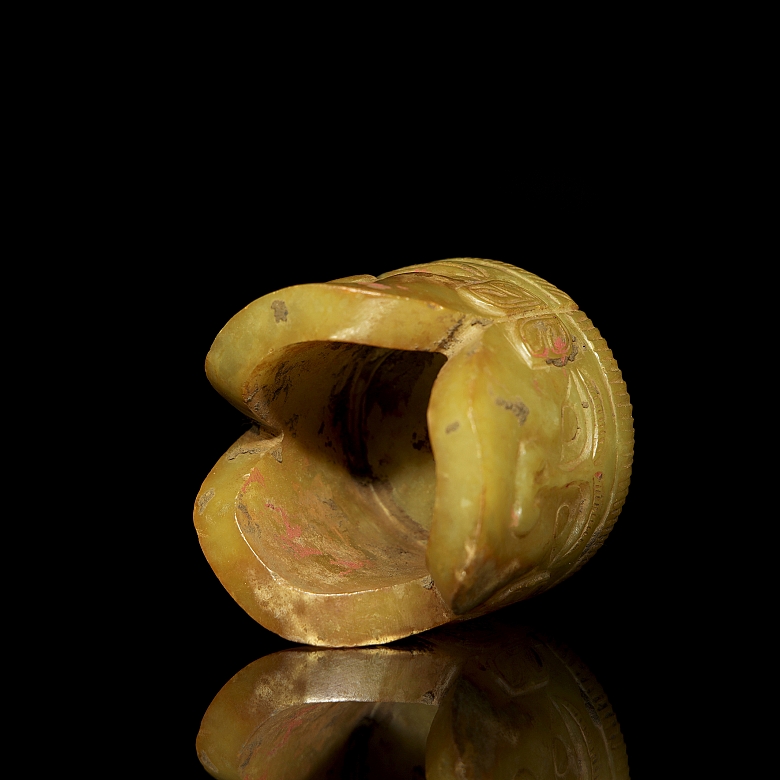 Figura de jade amarillo