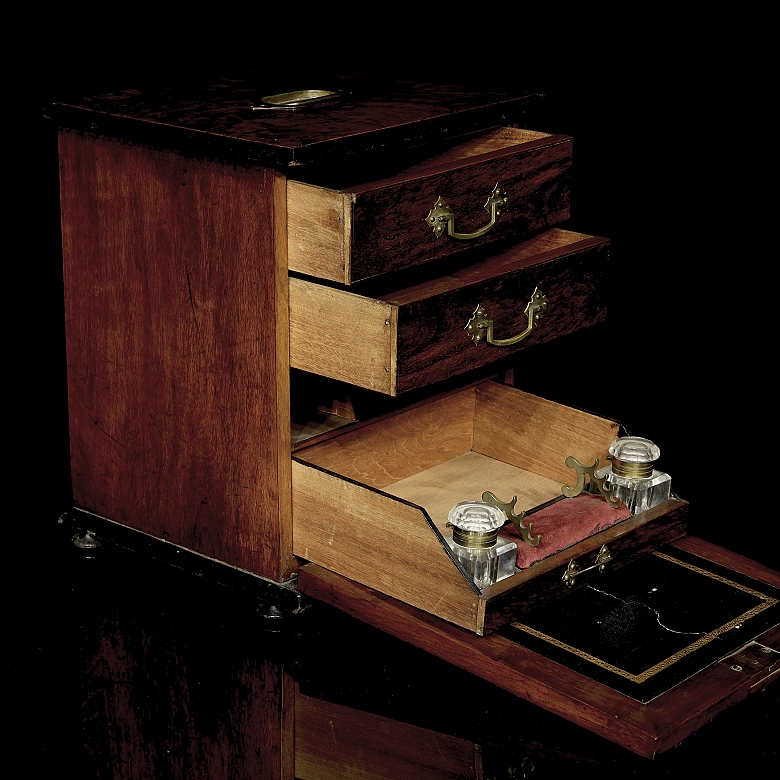 Escritorio de viaje de estilo victoriano