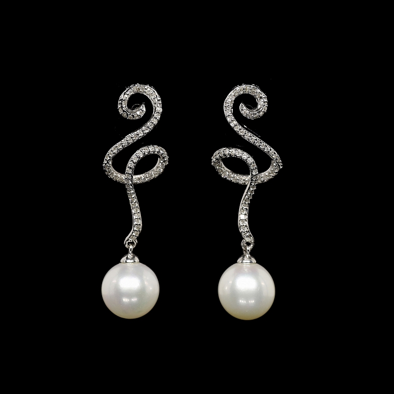 Pendientes con perla y diamantes en oro blanco de 18K