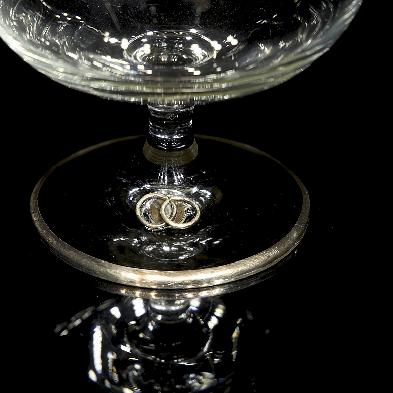 两只饰有金丝细工的干邑酒杯，20世纪