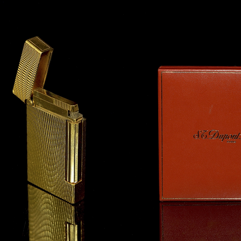 Gold-plated S.T. Dupont lighter, 20th century