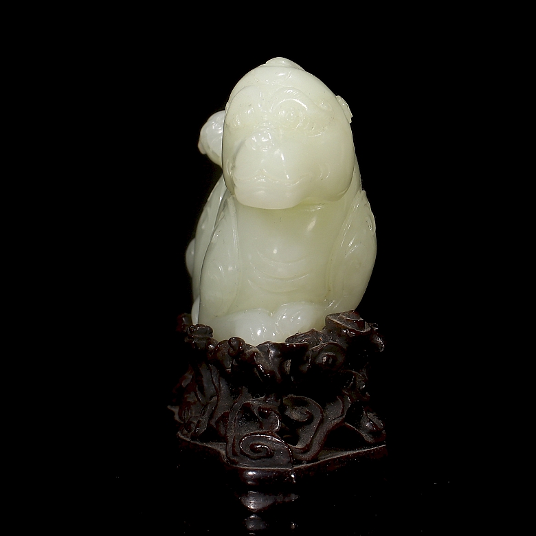 Hetian jade figure “Beast with Cub,” Qing dynasty